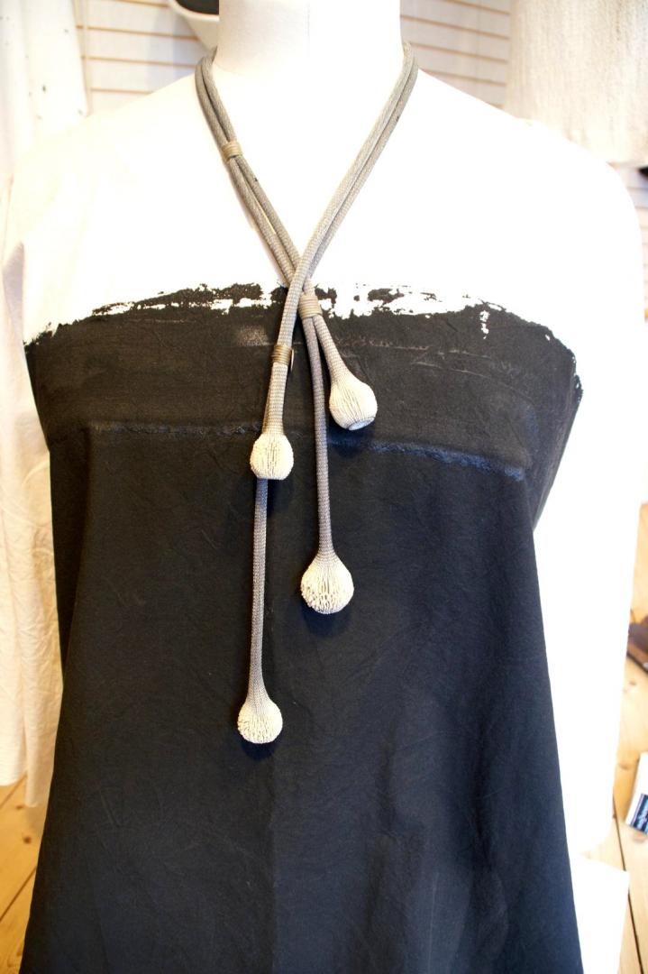 Tunique peinte M.Dinesen, bijou Tzuri Gueta